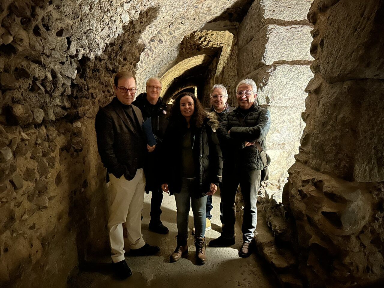 I Jornada del Misterio en Toledo. Foto de grupo con Javier Sierra y Clara Tahoces en Thermae. 25-01-25
