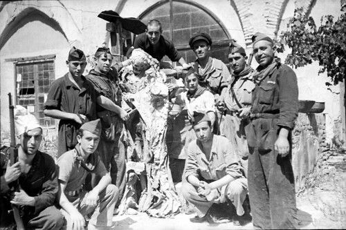 4. Milicianos con una momia en el convento de la Concepción.