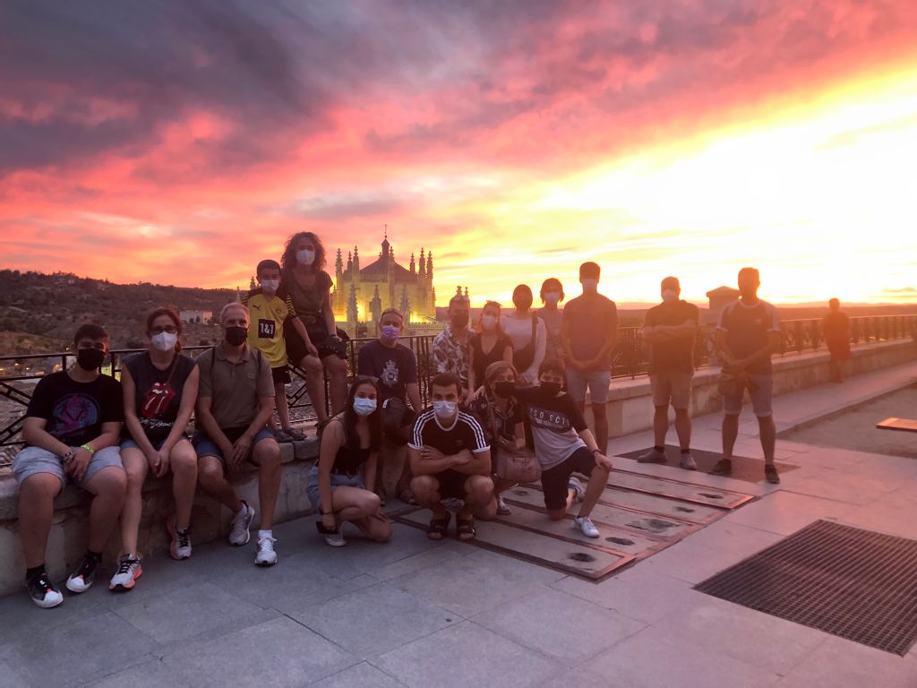 Un grupo de la ruta Toledo Subterráneo en un atardecer de verano 2021