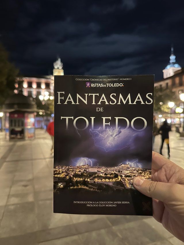 Libro "Fantasmas de Toledo", en la Plaza de Zocodover