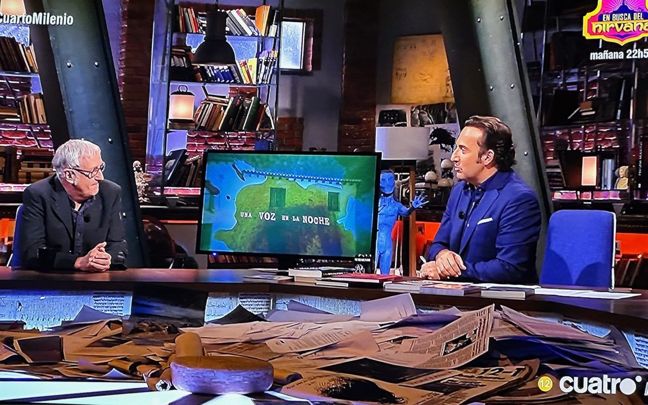Luis R. Bausá con Iker Jiménez durante la emisión del programa Cuarto Milenio del 10/12/2023