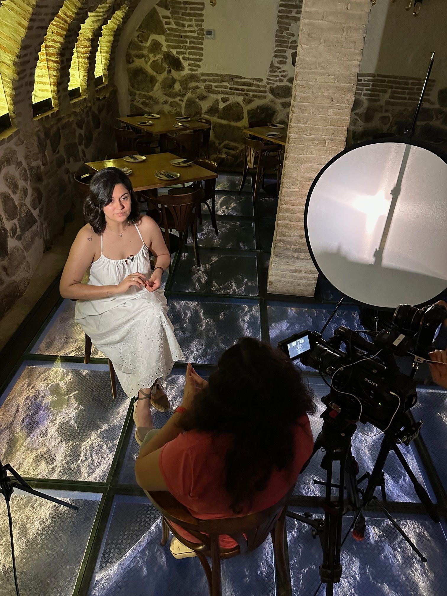 Karen durante la grabación del reportaje de Cuarto Milenio