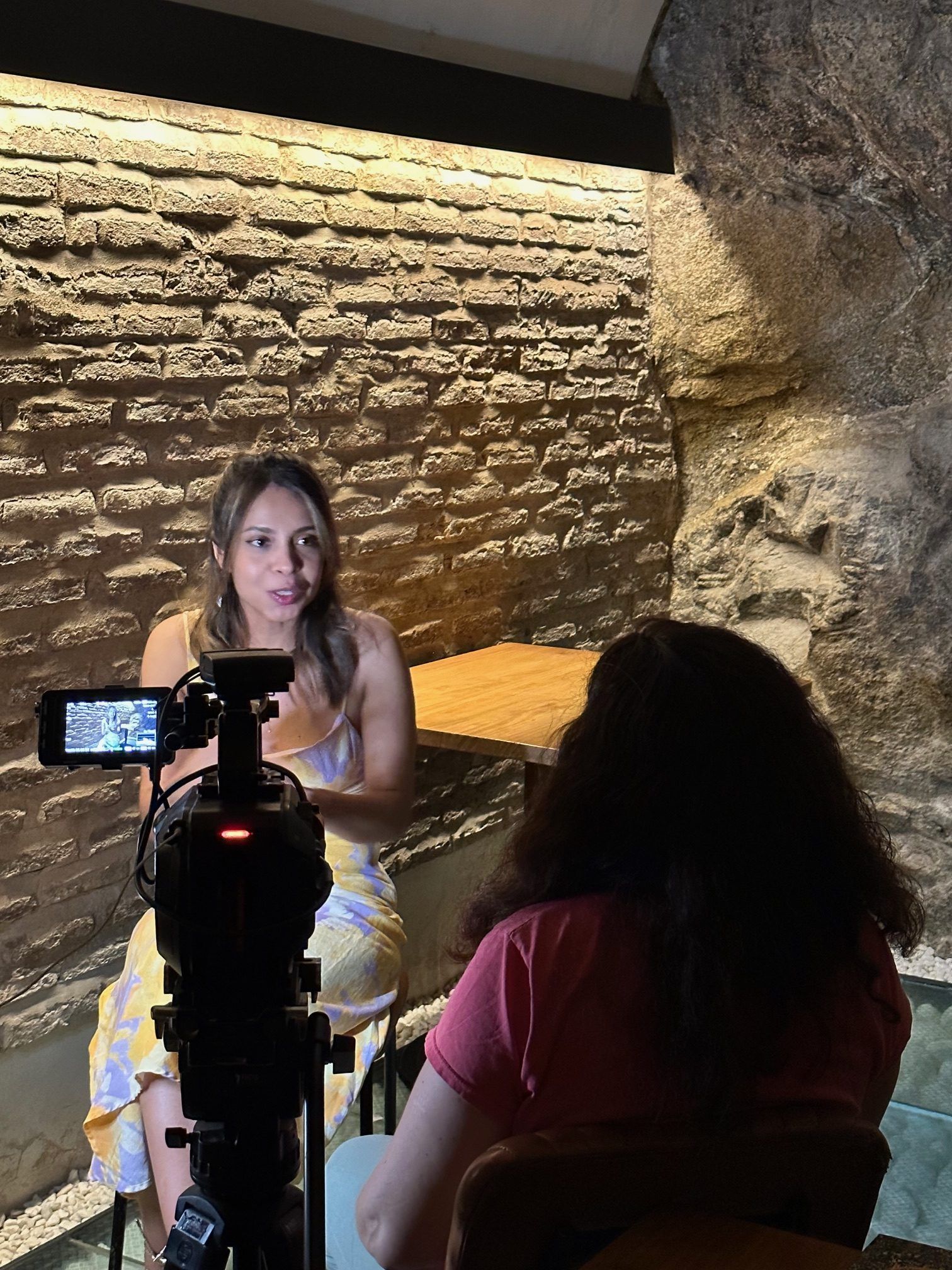 Karla durante la grabación del reportaje de Cuarto Milenio