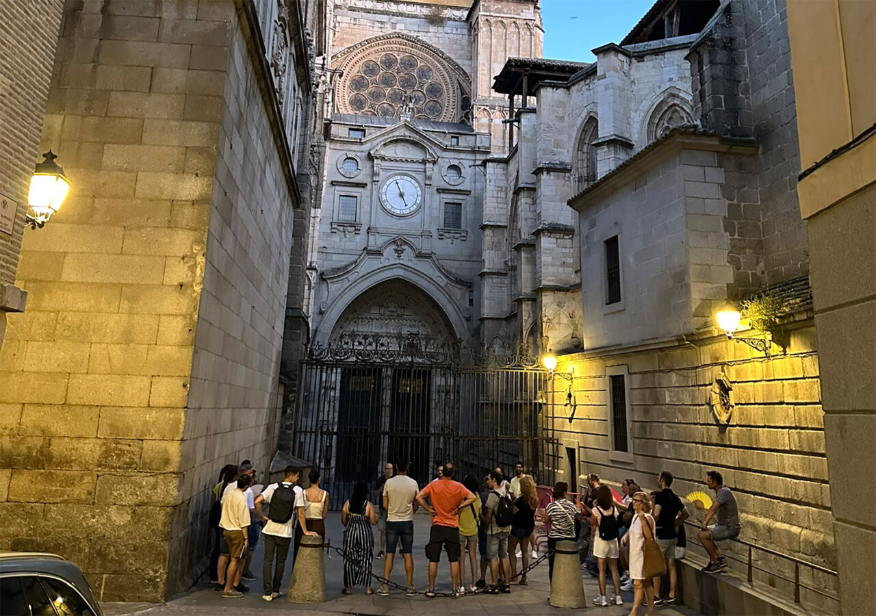 Visita guiada al atardecer en Toledo. Junio 2025. Puerta del Reloj de la Catedral.