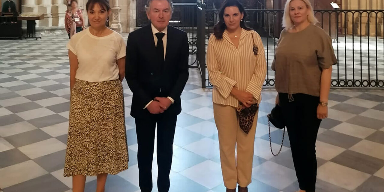 La ministra de Turismo de Grecia, Olga Kefalogianni, descubre la Catedral de Toledo de la mano de Rutas de Toledo
